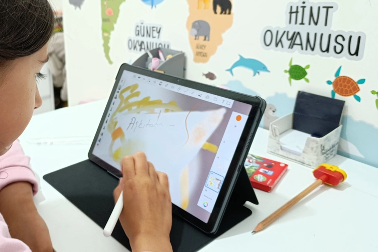 Aile'den 'ekran s&uuml;resi' uyarısı... 6 yaşındakiler i&ccedil;in g&uuml;nde en fazla 1 saat ekran s&uuml;resi kullanmalı