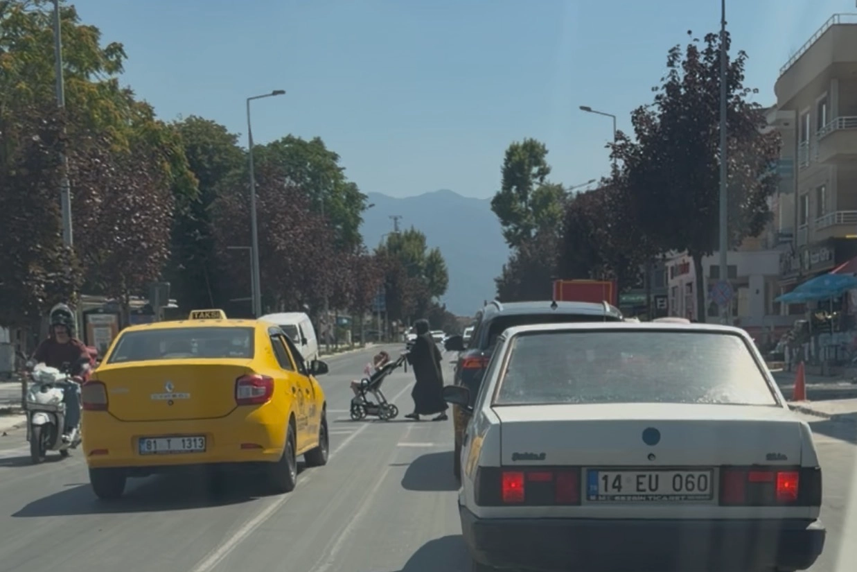 Yaya ge&ccedil;idinde tehlikeli sollama kamerada