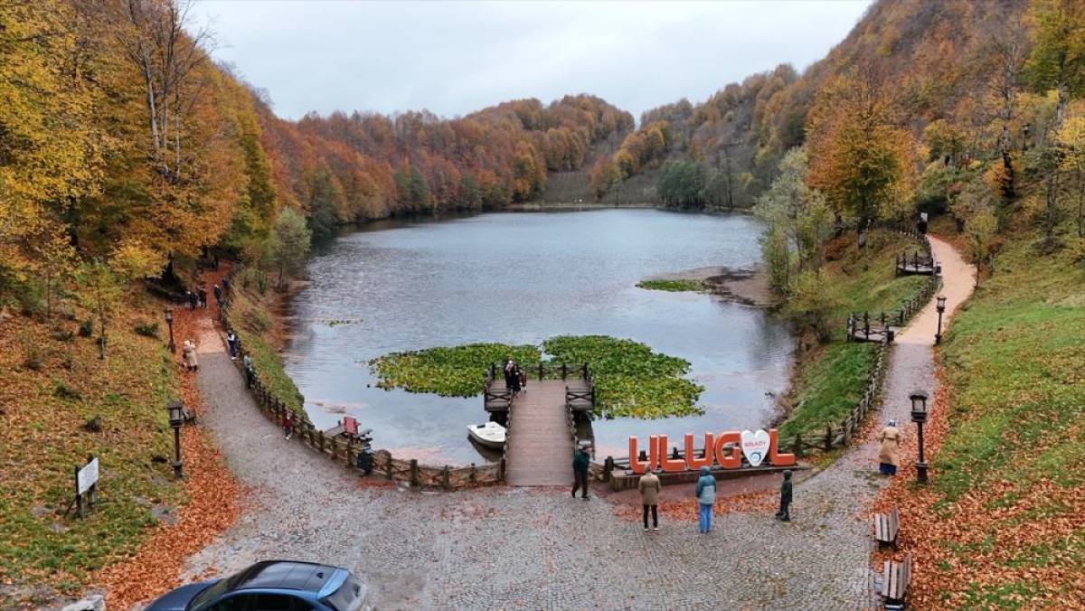 Ordu'daki Ulugöl Tabiat Parkı sonbahar renklerine büründü