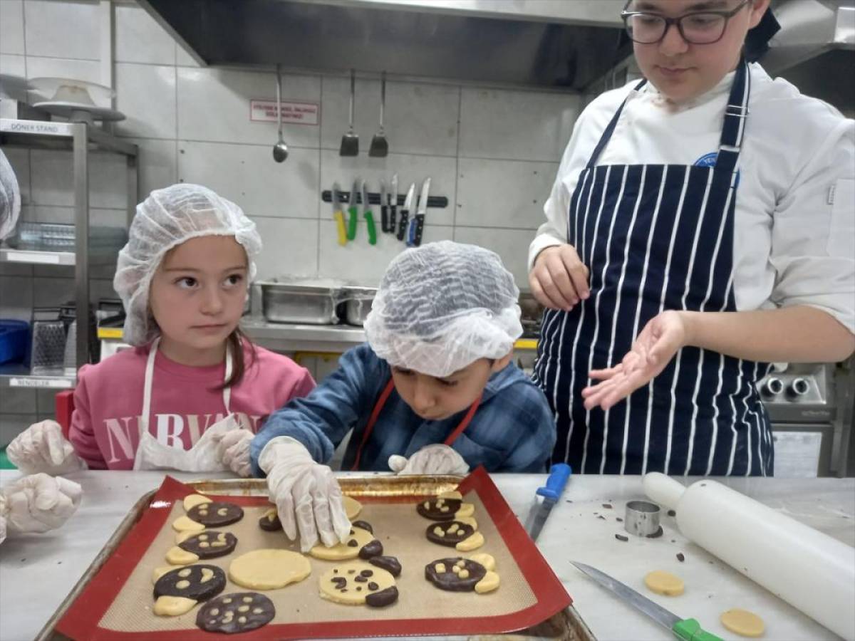 Aşçılık lisesini ziyaret eden ilkokul öğrencileri, kurabiye yaptı