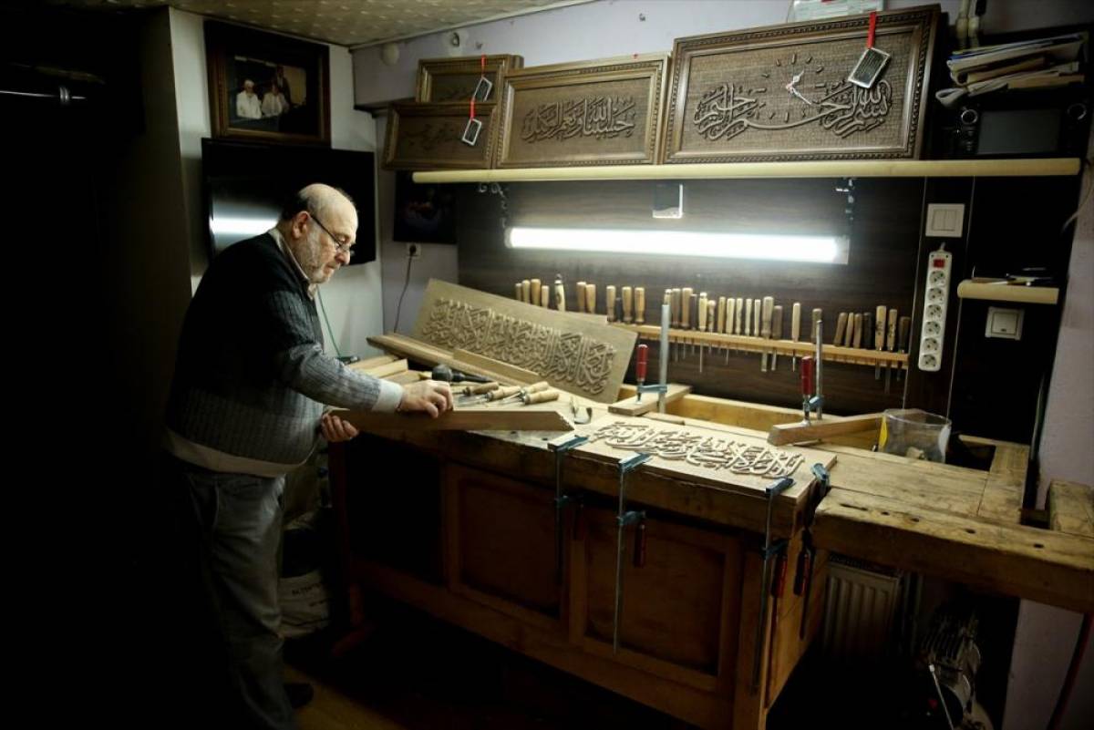 Ailesinin 100 yıldır yaptığı oymacılık bitmesin diye mesleği evinin kilerinde sürdürüyor