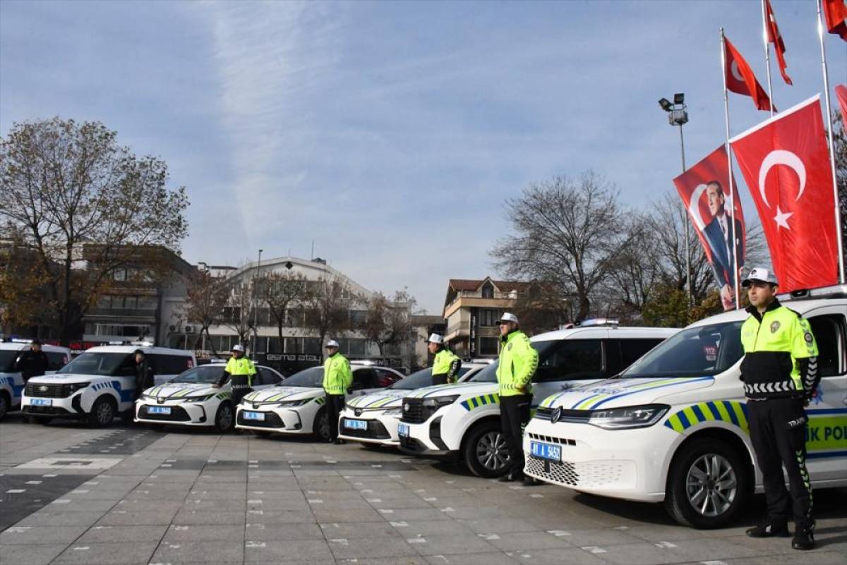 Düzce'de jandarma ve polise tahsis edilen 44 araç hizmete alındı