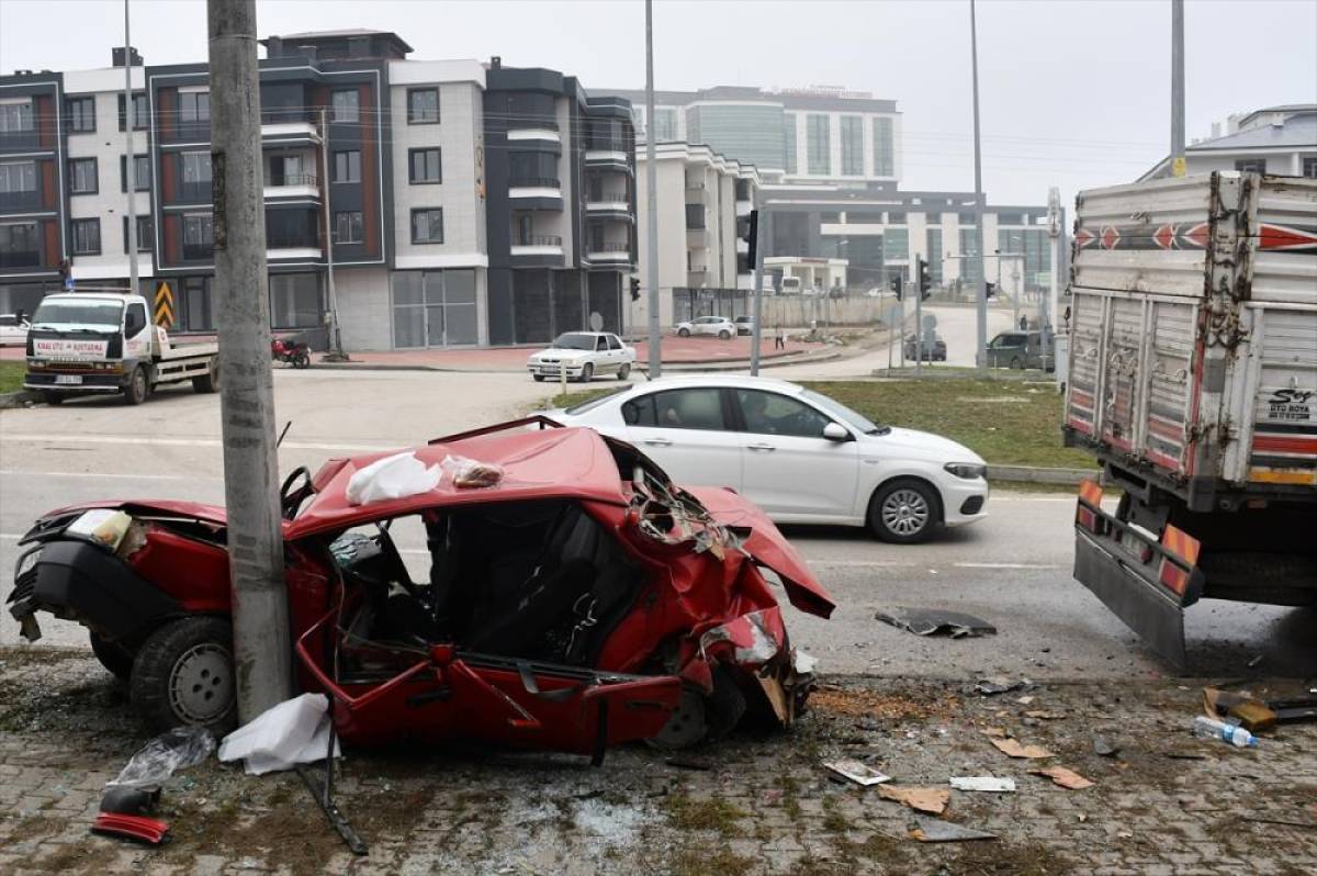 Samsun'da kamyon ile otomobilin çarpıştığı kazada 4 kişi yaralandı