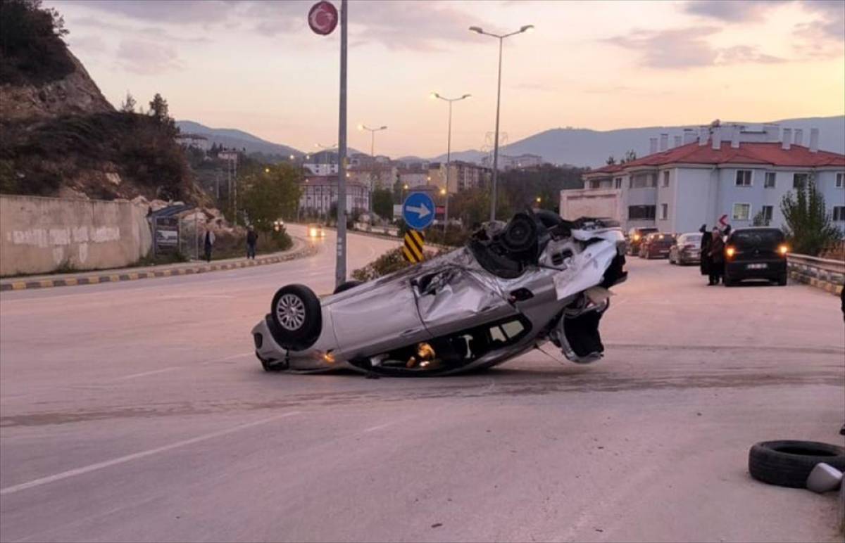 Karabük'te otomobiliyle ters yönde ilerleyen alkollü sürücü kazada yaralandı