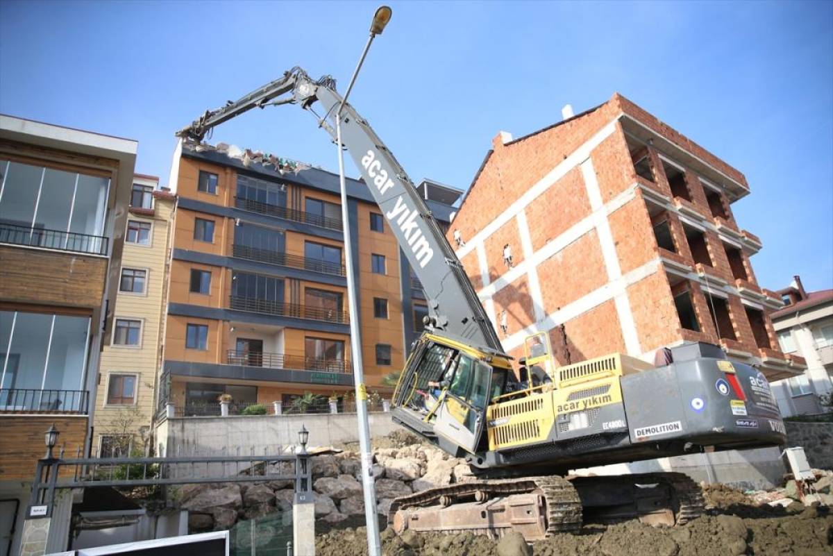 Ordu'da temel kazısı sırasında hasar oluşan binanın yıkımına başlandı