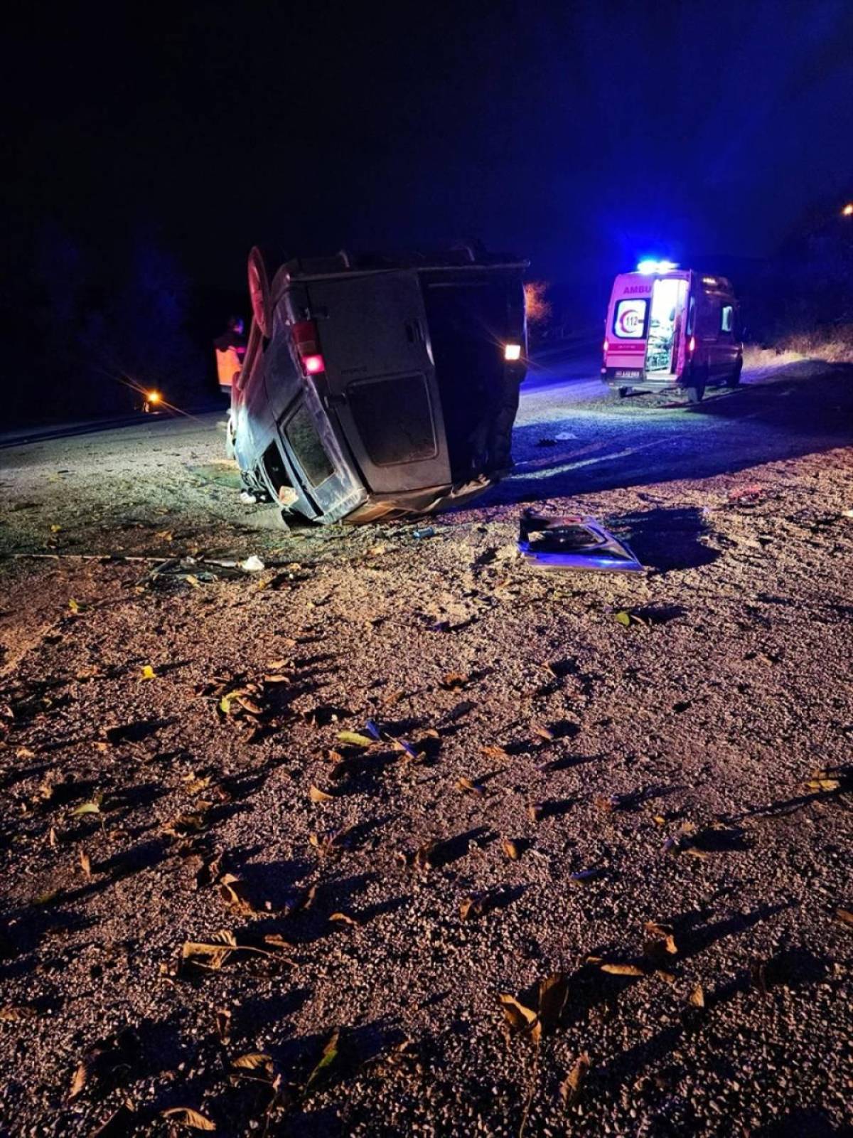 Tokat'ta devrilen hafif ticari araçtaki 3 kişi yaralandı