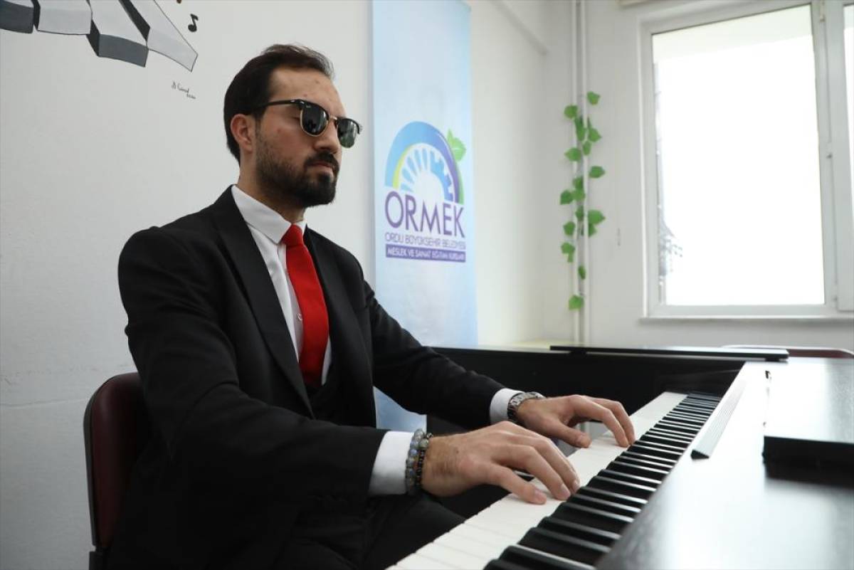 Ordu'da görme engelli genç belediyenin düzenleği kursta piyano öğrendi