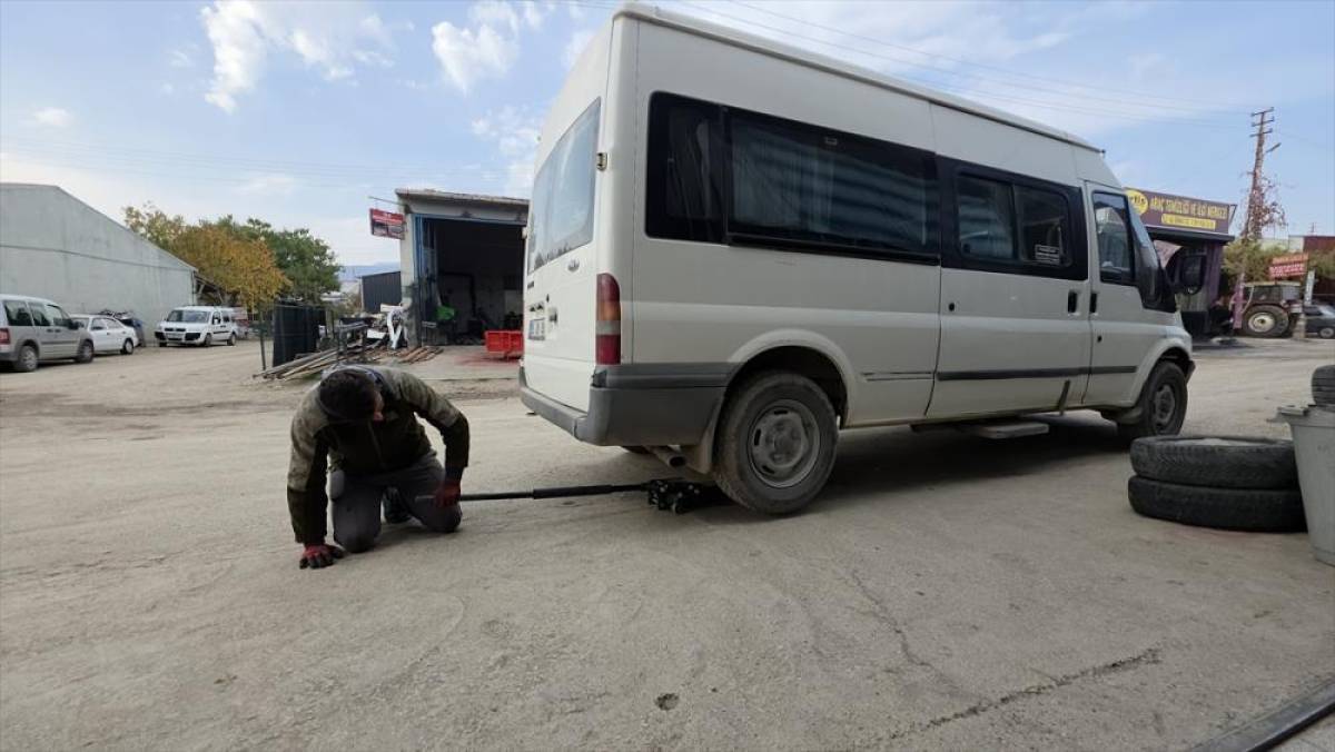 Amasya'da lastikçilerde kış lastiği mesaisi başladı