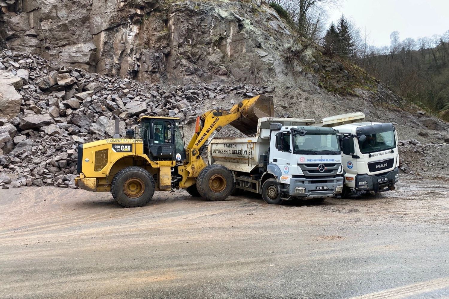 Trabzon'da&nbsp;18 il&ccedil;ede yol altyapısı g&uuml;&ccedil;leniyor