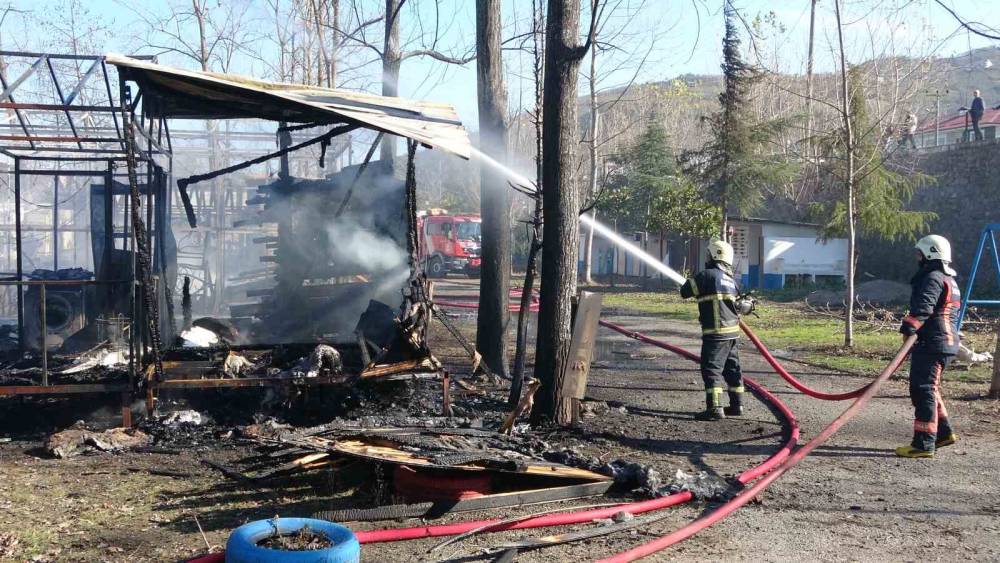Komşu ildeki kamp alanında yangın: 10 yapı küle döndü, 3 çadır hasar gördü