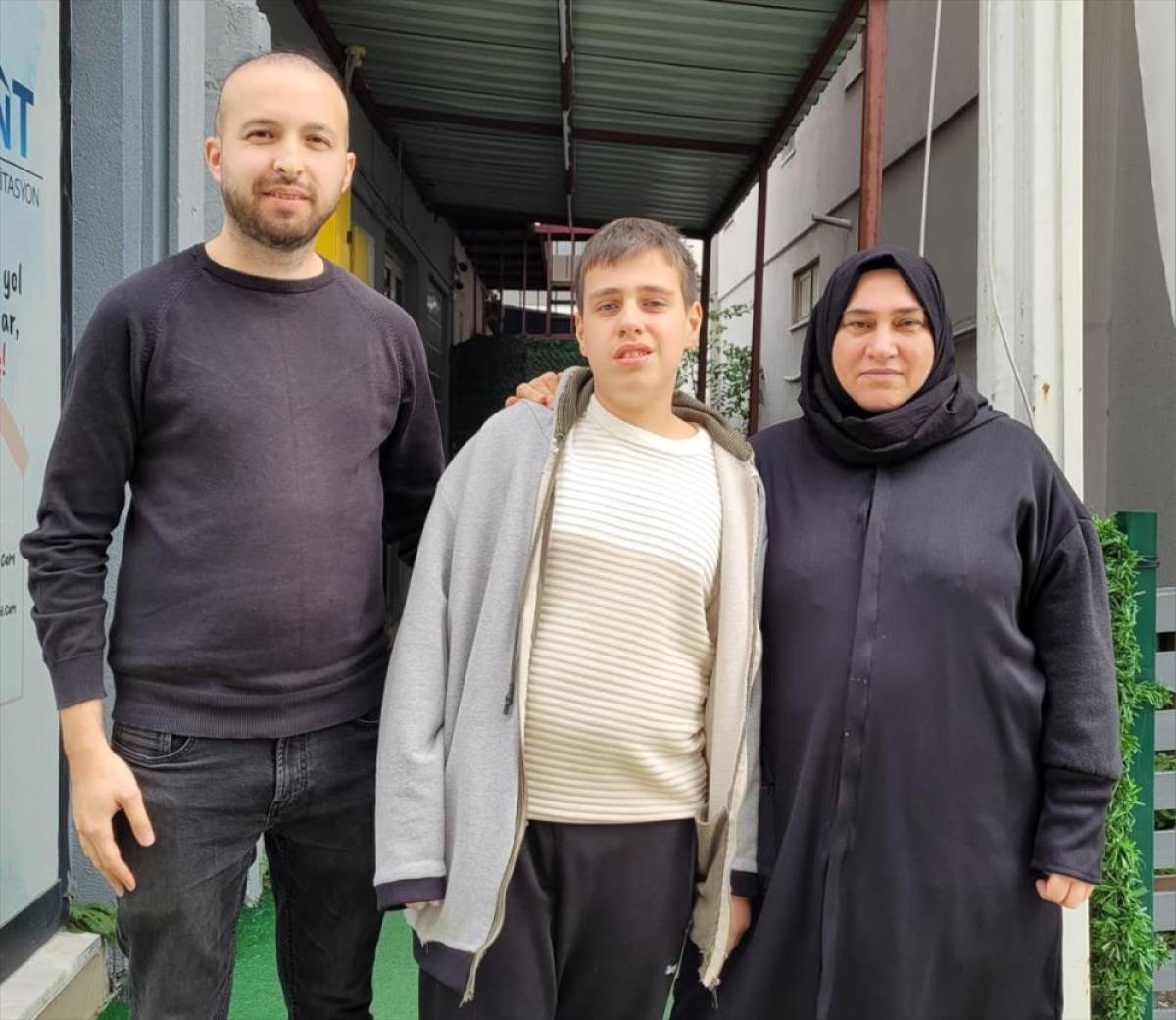 Otizmli Tarık Arda dünyasını müzikle renklendiriyor