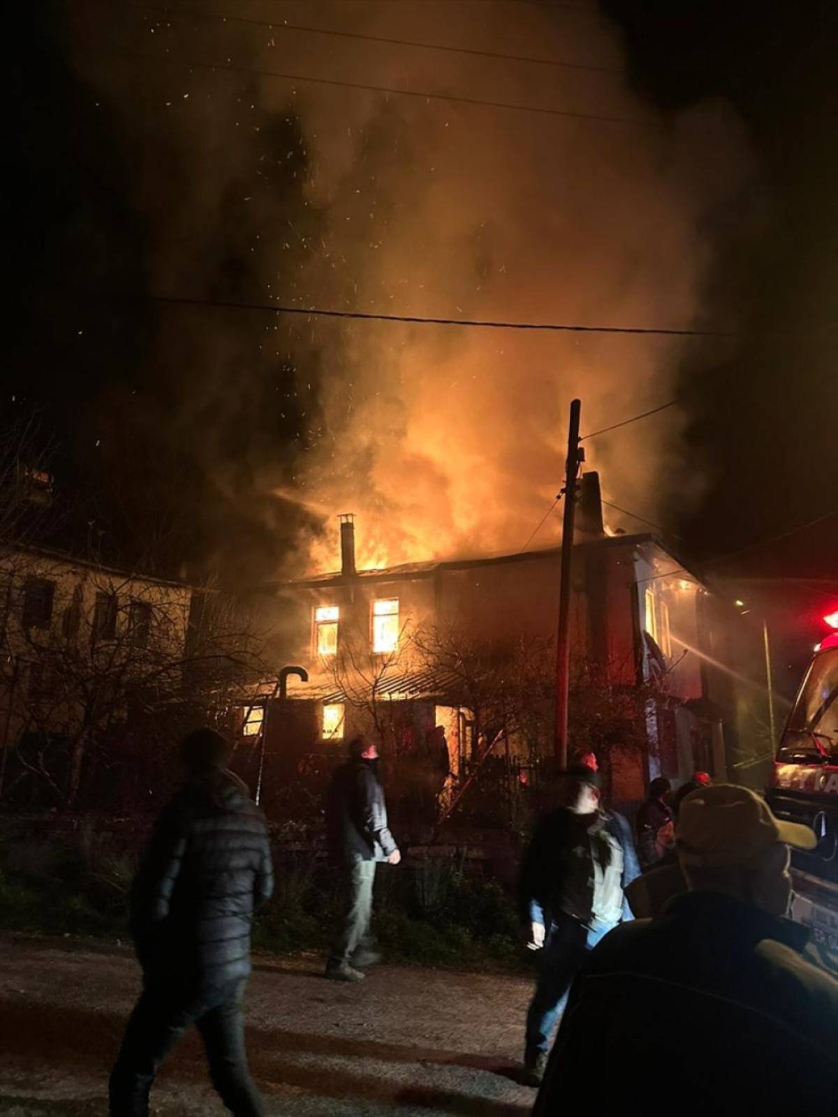 Göynük'te ahşap evde çıkan yangın söndürüldü