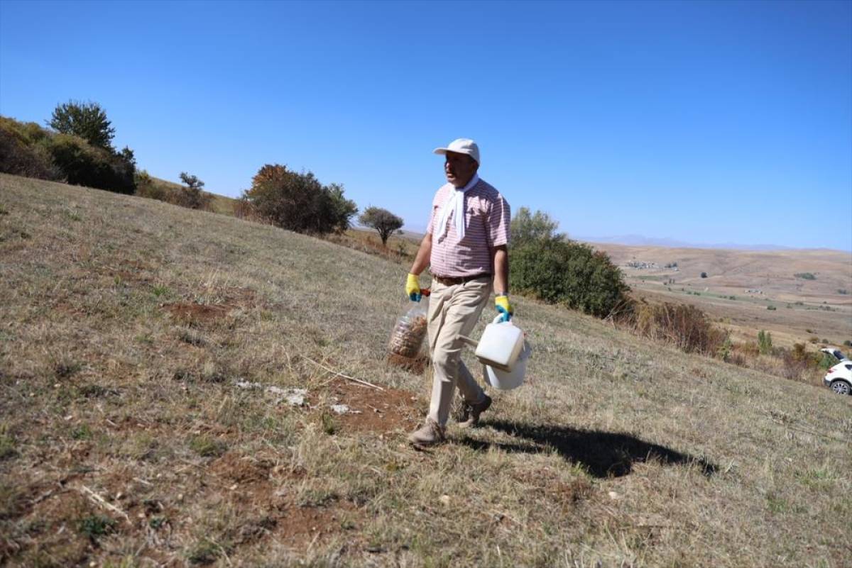 Cebinde taşıdığı tohumları 21 yıldır köyünün çorak arazileriyle buluşturuyor