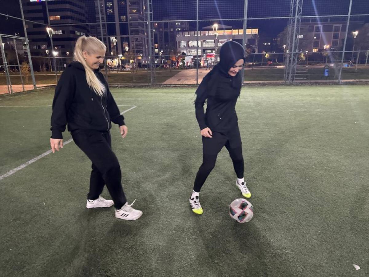 Farklı mesleklerden kadınlar her hafta halı sahada buluşuyor