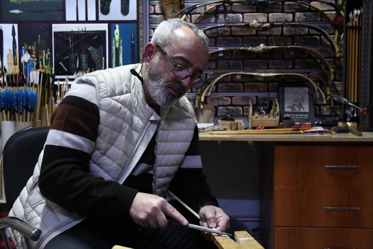 Türk tarihi merakıyla başladığı geleneksel ok yapımını gençlere öğretiyor