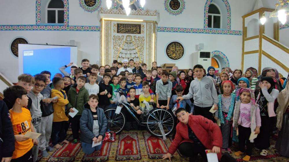 Namazına giden 310 çocuk ödüllendirildi