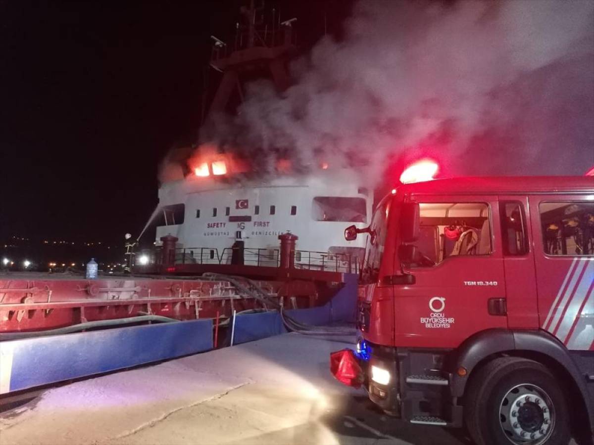 Limanda panik yaratan yangın: Çimento gemisi alevlere teslim oldu!