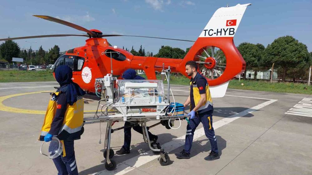 Ambulans helikopter yeni doğmuş bebek için havalandı