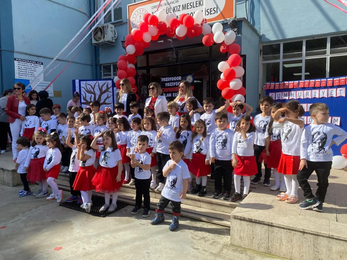 19 Eylül Kız Mesleki ve Teknik Anadolu Lisesi’nden Coşkulu Cumhuriyet Yürüyüşü