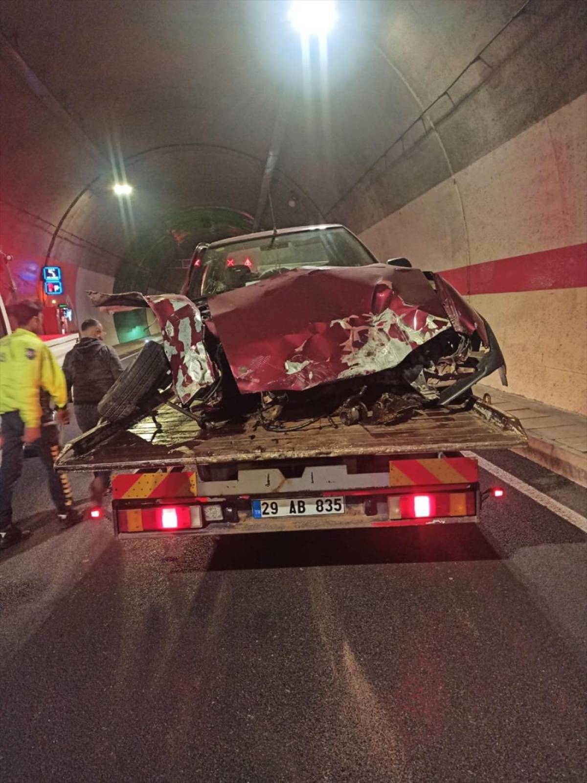 Komşuda feci kaza! Tünelde duvara çarpan otomobilin sürücüsü hayatını kaybetti