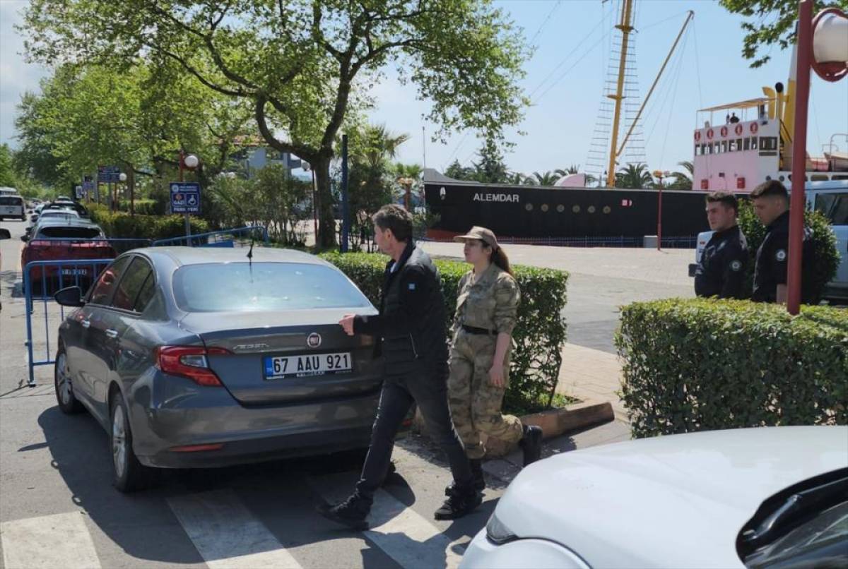Jandarma kıyafetiyle kimlik kontrolü yapan kadına gözaltı