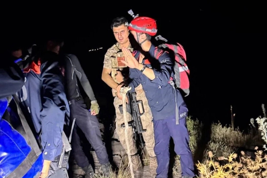 AFAD dağlık alanda mahsur kalan kişileri kurtardı