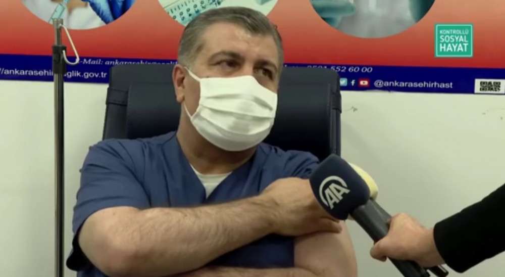 İlk CoronaVac aşısı Bakan Koca'ya yapıldı 