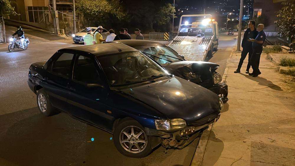 Karabük'te iki otomobilin çarpışması sonucu 2 kişi yaralandı