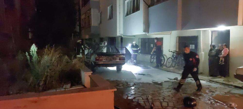 Amasya'da park halindeki otomobilde çıkan yangın söndürüldü