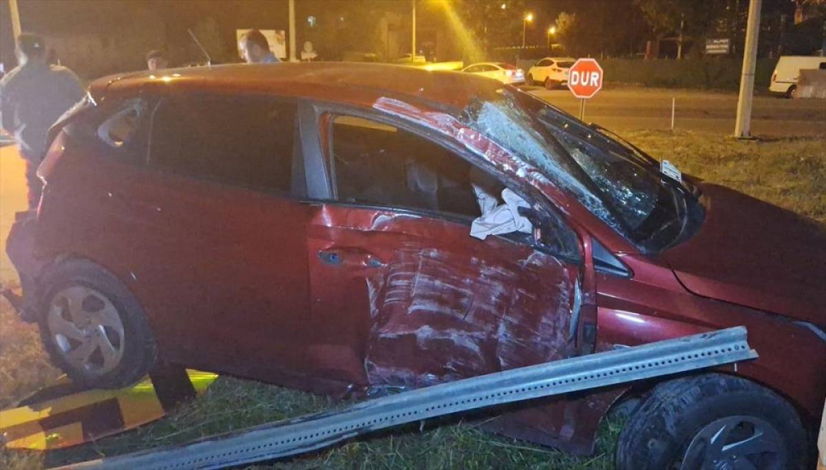 Çarpışan iki otomobilin sürücüleri yaralandı