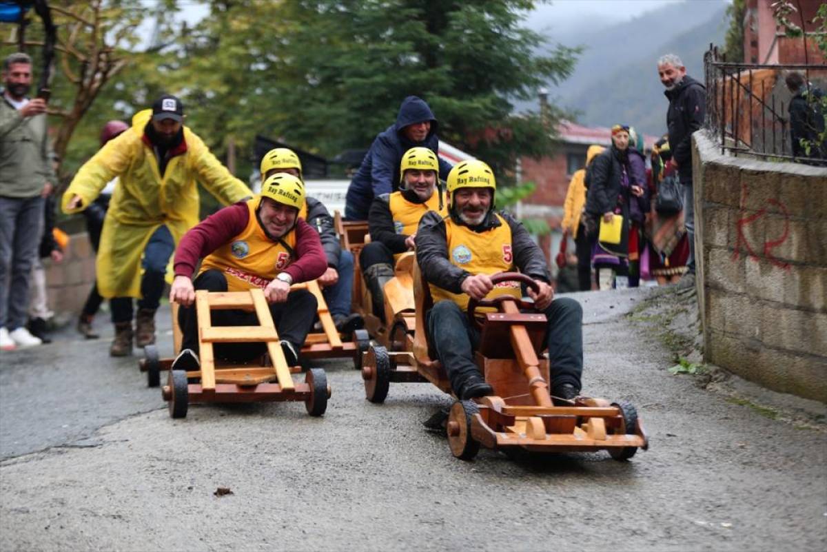 Rize'de tahta arabalar yağmura rağmen 