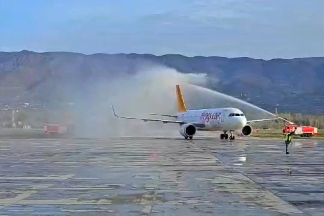 Tokat&ndash;İzmir u&ccedil;uşları başladı... İlk sefere su takı seremonisi