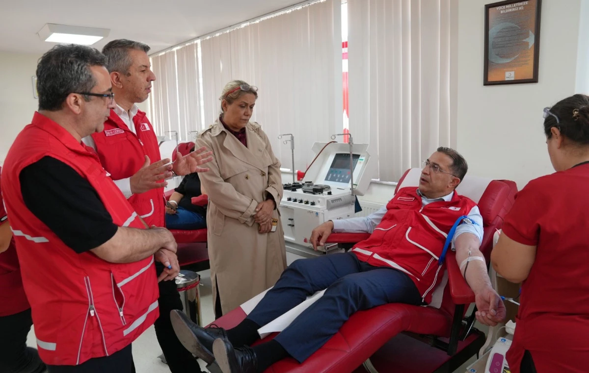 AK Parti Manisa İl Teşkilatı Türk Kızılay’a kan bağışı yaptı