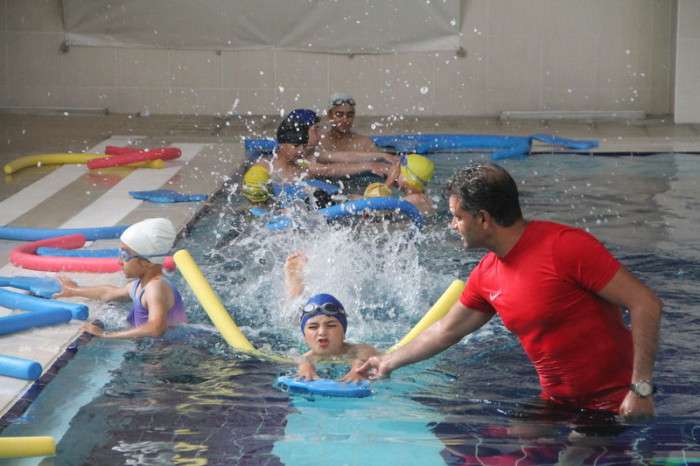 Amasya'da çocuklar Halk Eğitimi Merkezinin açtığı kursla yüzme öğreniyor