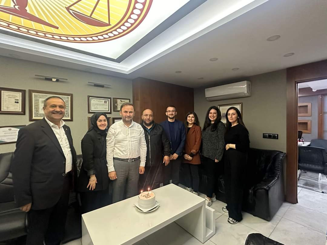 Avukat Karaman’a meslektaşlarından doğum günü sürprizi