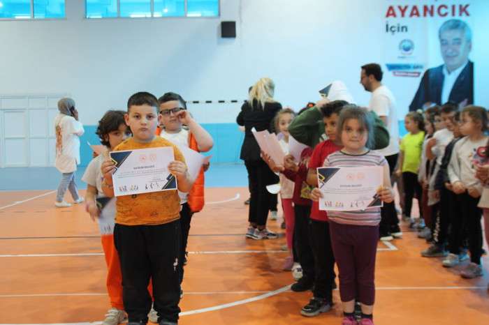 Ayancık'ta Geleneksel Çocuk Oyunları Şenliği düzenlendi