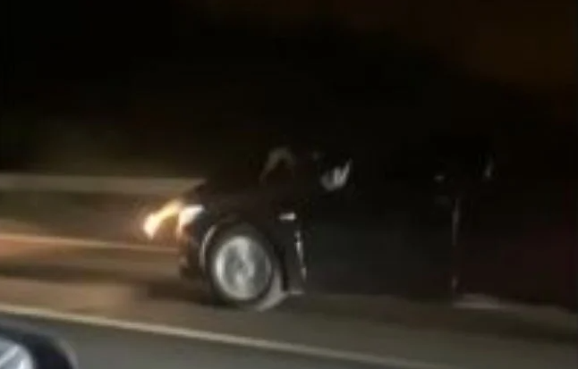 Babası tarafından kaçırılan oğlu için kaput üstünde kilometrelerce yol gitti