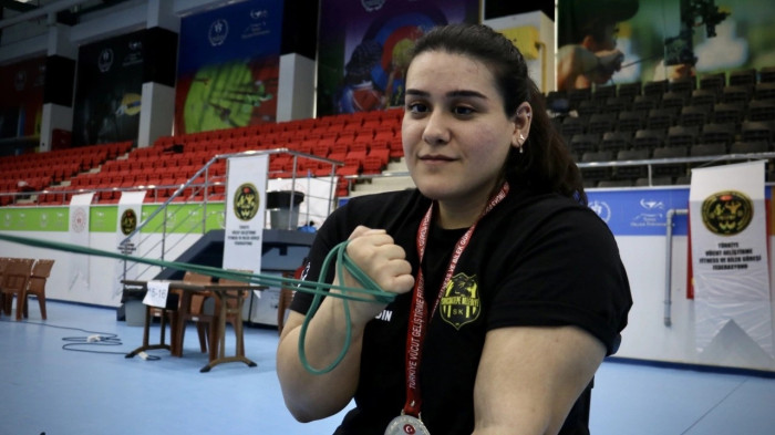 Bedensel engelli milli bilek güreşçi Oya Aydın'ın hedefi dünya şampiyonluğu: