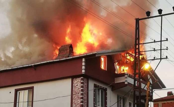 Çatı katında çıkan yangın söndürüldü