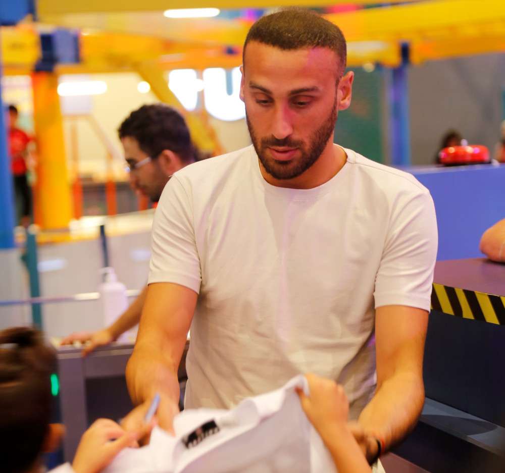 Cenk Tosun'a çocukların yoğun ilgisi