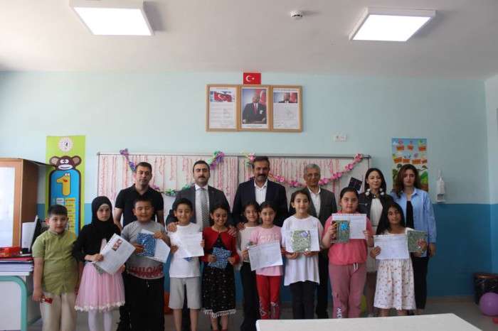 Çorum ve ilçelerinde öğrenciler karnelerini aldı