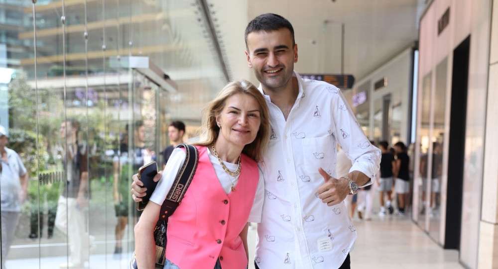 CZN Burak,  annesiyle alışverişte görüntülendi!