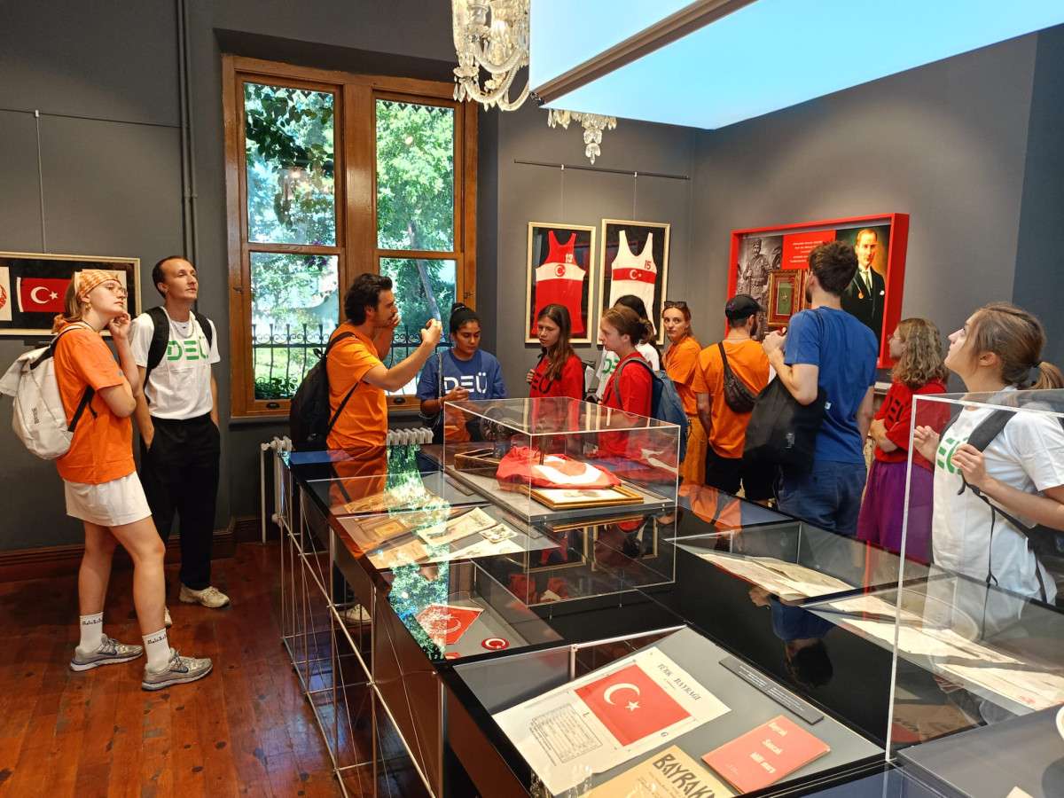 DEÜ yabancı uyruklu öğrencilerine Türk kültürünü tanıtıyor