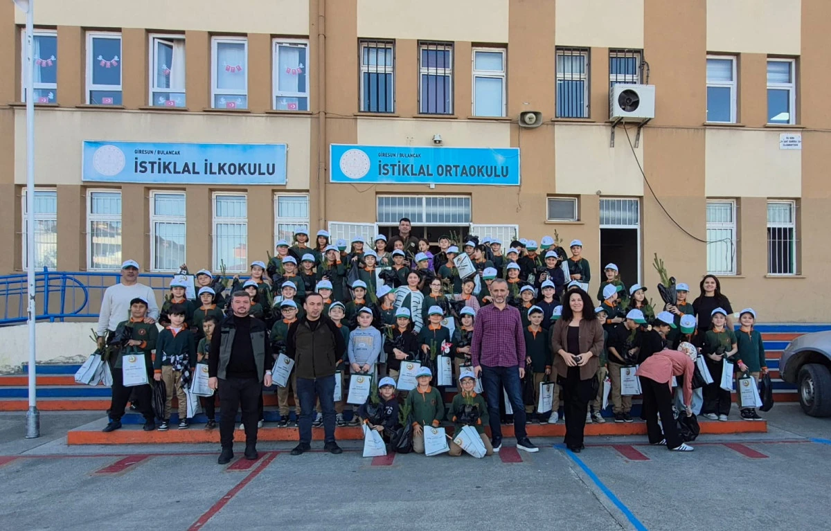 İstiklal İlkokulu’nda 160 öğrenciye fidan dağıtıldı
