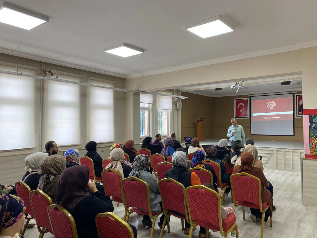 İstiklal Okulu’ndan Velilere Özel Eğitim! Aile ve Okul İş Birliği Güçleniyor