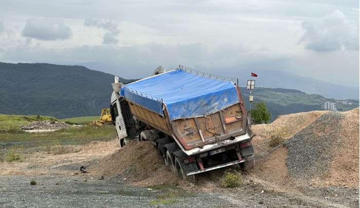 Karabük'te toprak yığınlarına çarpan tırın sürücüsü yaralandı