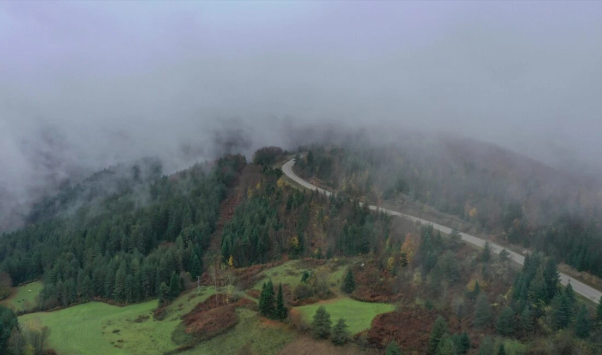 Kastamonu'da sisle birleşen güz renkleri dronla görüntülendi