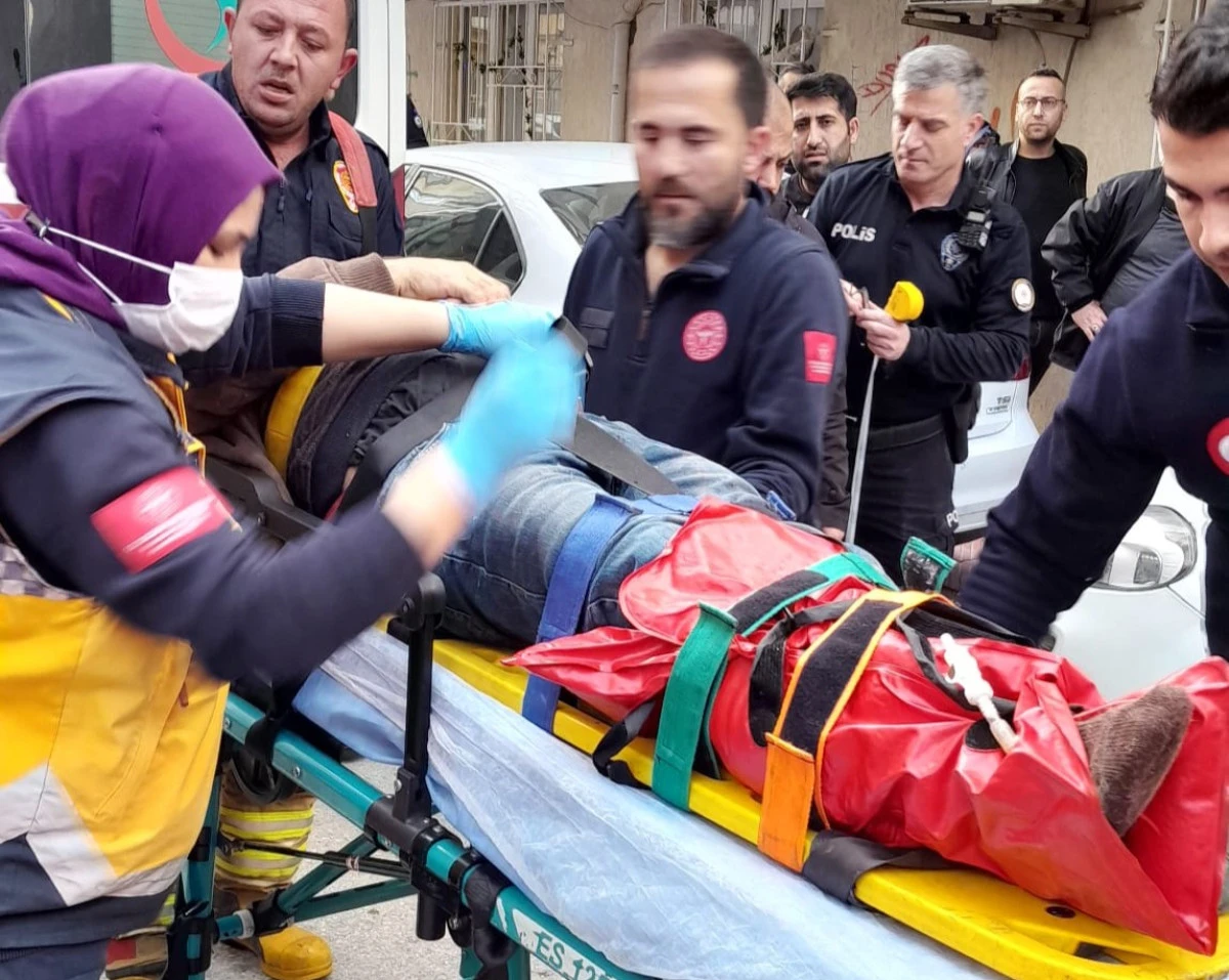 Manisa&rsquo;da &ccedil;atı ustası &ccedil;atıdan d&uuml;ş&uuml;p yaralandı