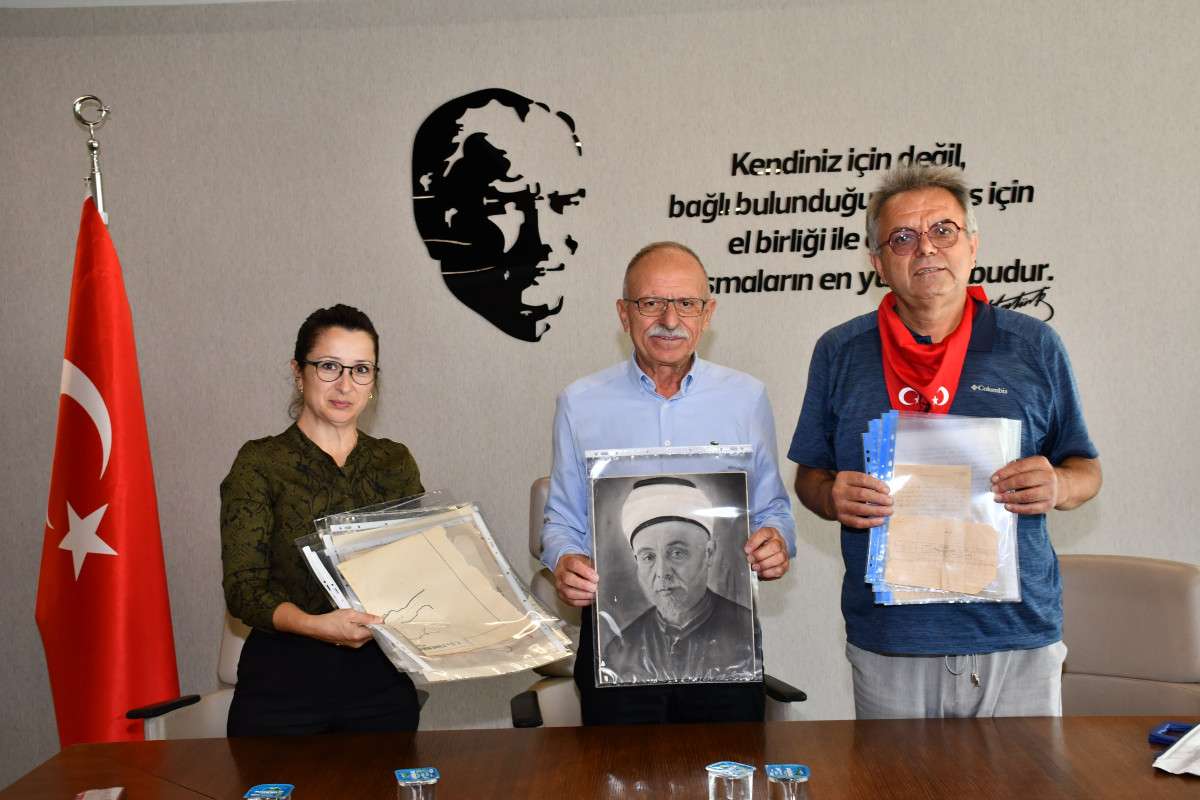 Manisa’lı koleksiyoner önemli eserleri kurtuluş kent müzesine bağışladı