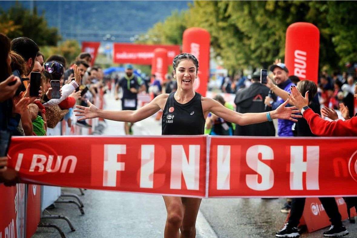 Manisa’lı maratoncu atlet Özlem Işık Eker 1 Run’un şampiyonu